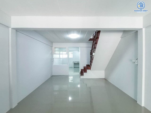 ทาวน์เฮ้าส์มือสองย่านกรุงเทพฯ ม.พระปิ่น2 ติดถ.บรมราชชนนี เนื้อที่ 18 ตร.ว. ฟังก์ชัน 2 ห้องนอน 2 ห้องน้ำ 1 ที่จอดรถ รีโนเวทใหม่ เปลี่ยนสุขภัณฑ์ ต่อเติมครัว พร้อมอยู่ บนทำเลดี เชื่อมต่อถ.พุทธมณฑลสาย2, ถ.กาญจนาภิเษก ใกล้ม.มหิดล และทางด่วน "ศรีรัช"